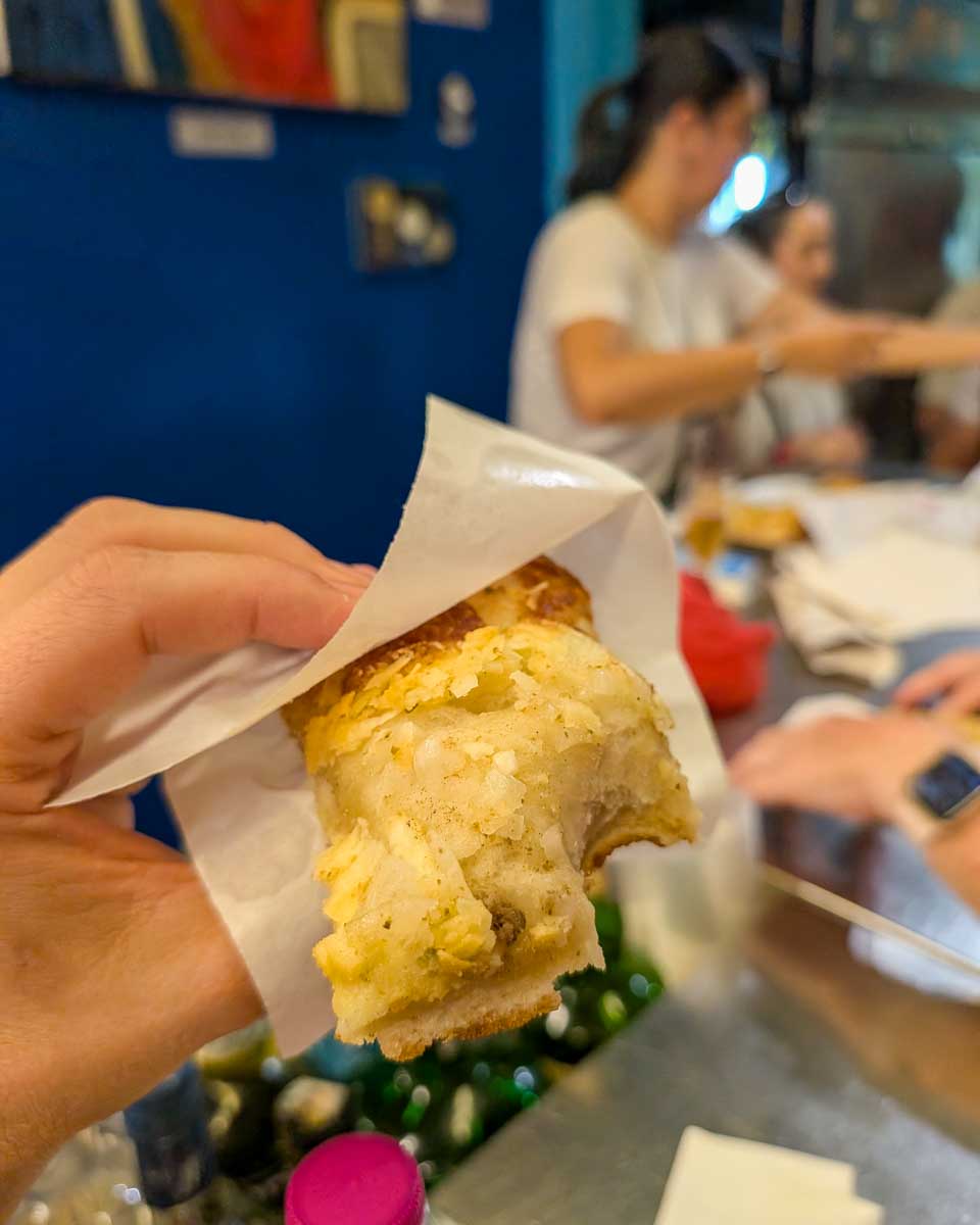 Someone-holding-food-on-a-food-tour-in-Florence-Italy