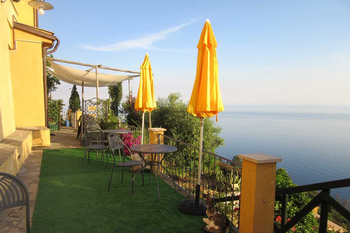 The outdoor terrace with ocean view at IL BORGO DI CAMPI in Cinque Terre