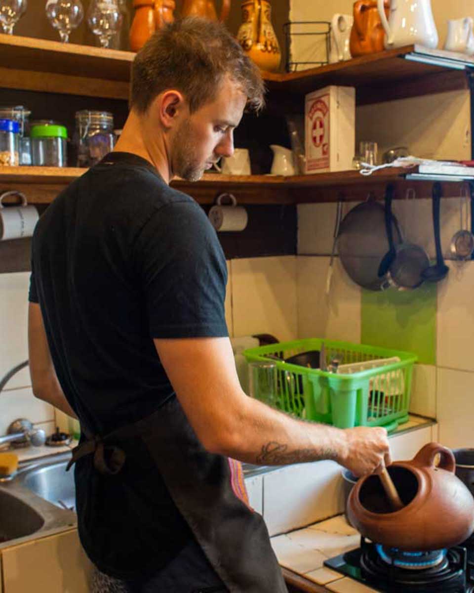 Daniel-makes-chocolate-the-the-Choco-Museo in Antigua Guatemala
