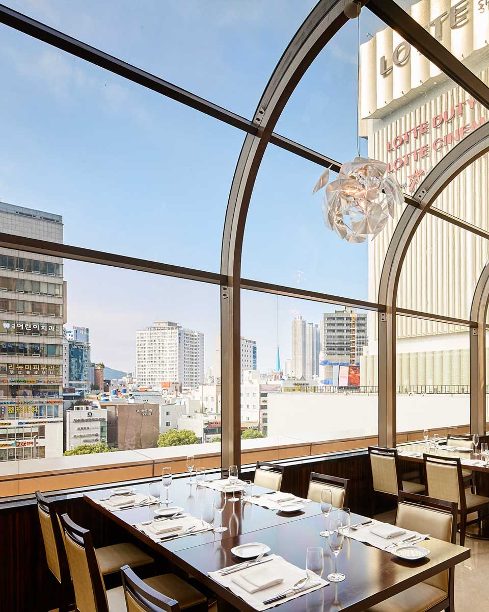 A dining table with a view at a restaurant at the LOTTE HOTEL BUSAN