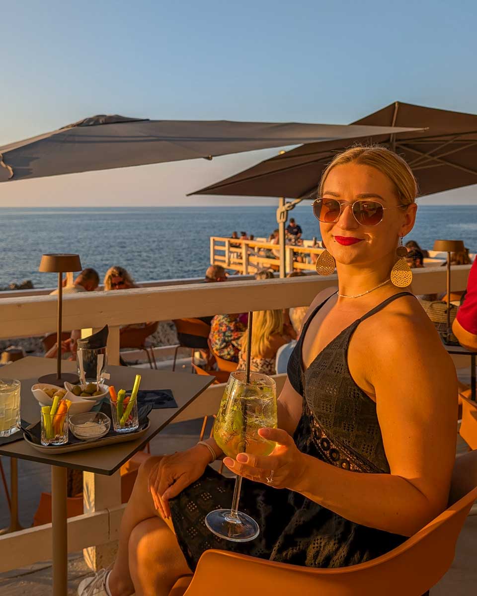 Bailey-enjoys-a-cocktail-in-Saint-Martin