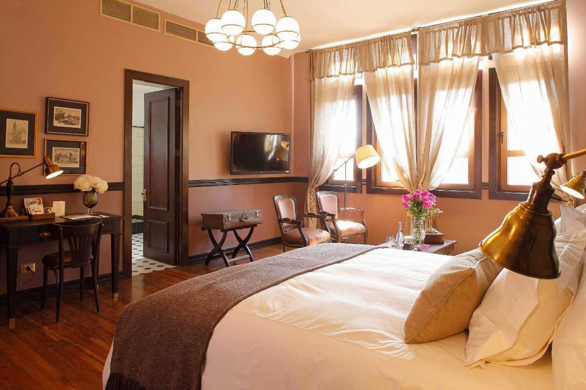 Hotel Boutique Castillo Rojo in Santiago Chile