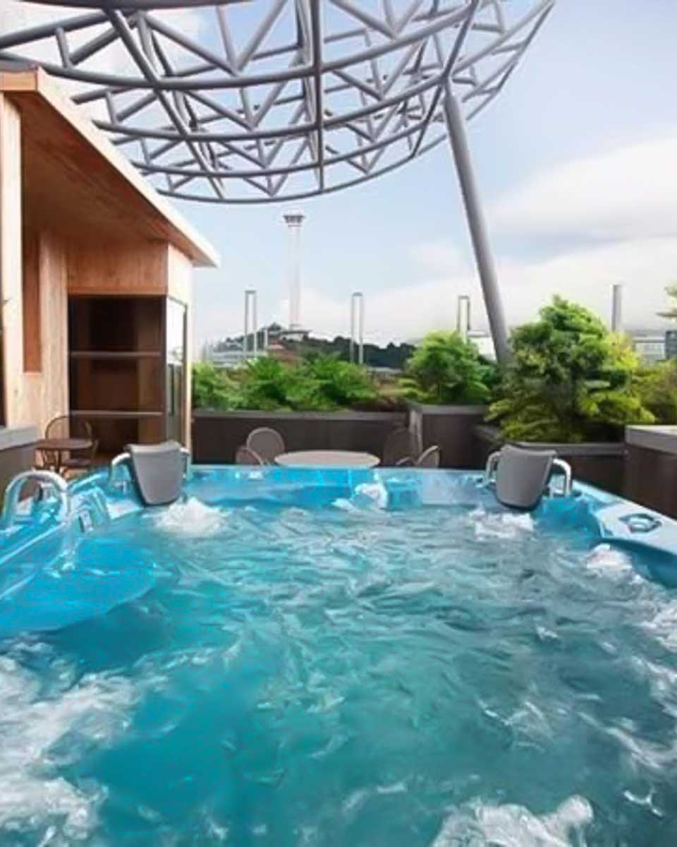 Outdoor jacuzzi at the GnB Hotel in Busan