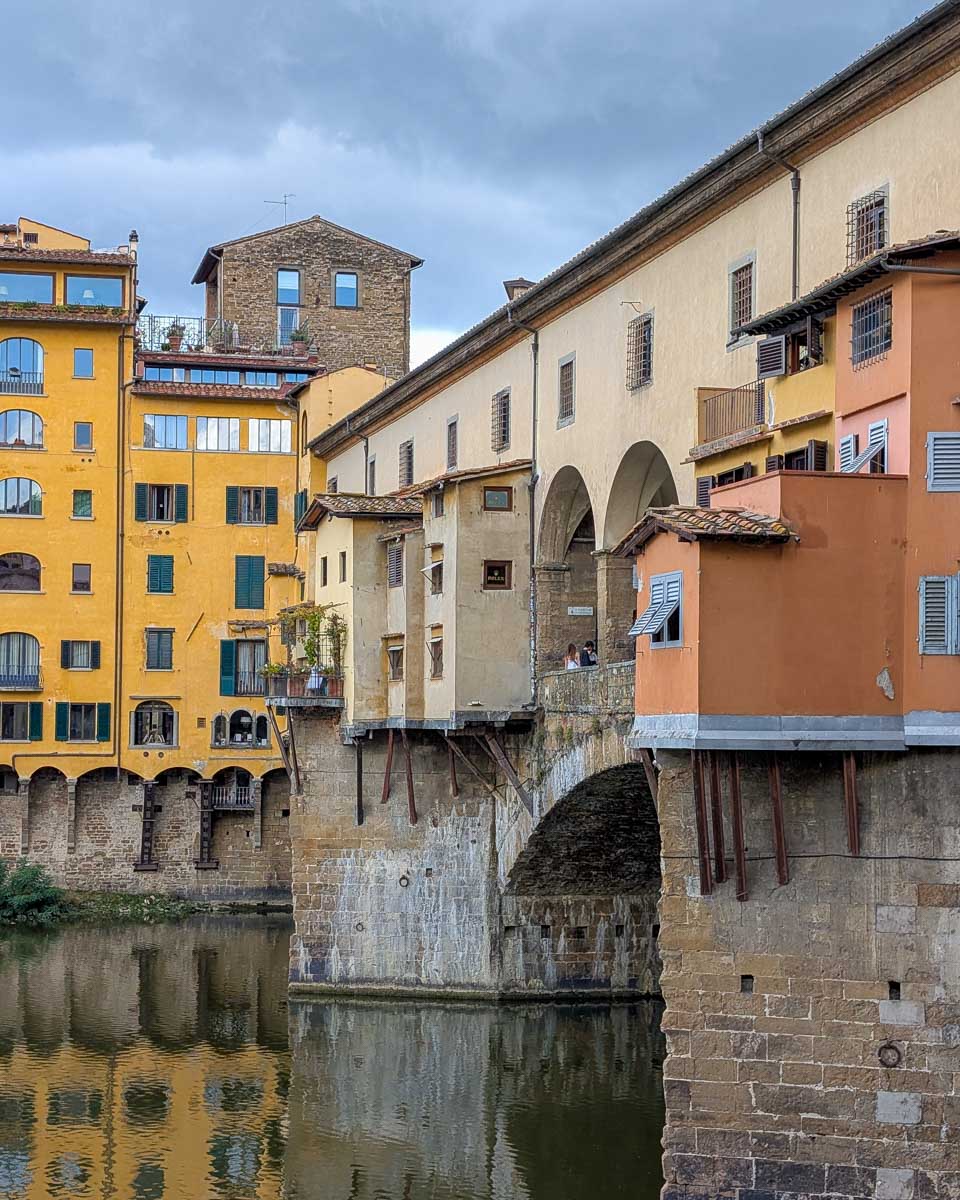 Ponte-Vecchio-bridge-in-Florence-Italy-on-the-Arno-River-seen on a tour from Livorno