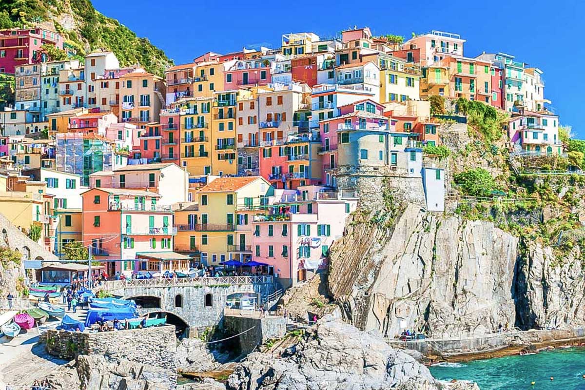 The-town-of-Manarola-in-Cinque-Terre-Italy