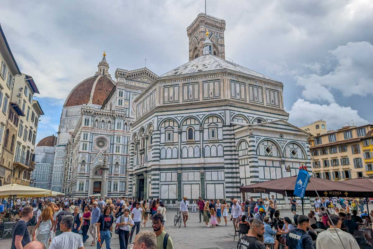 Florence Cathedral (Cattedrale di Santa Maria del Fiore) and the Florence Baptistery in Florence, Italy (2)