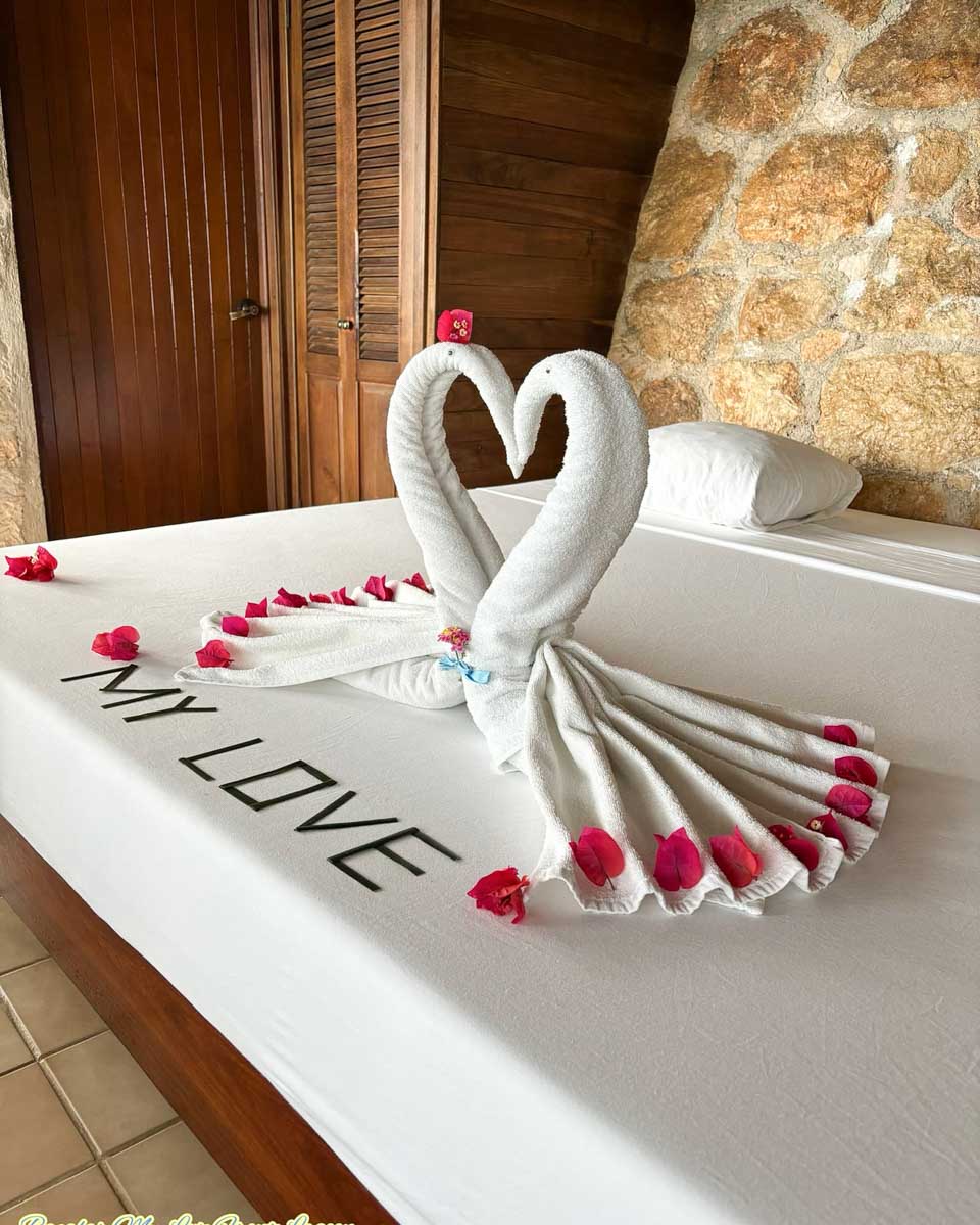 Hotel room with towel swans on the bed at Bacalar My Love