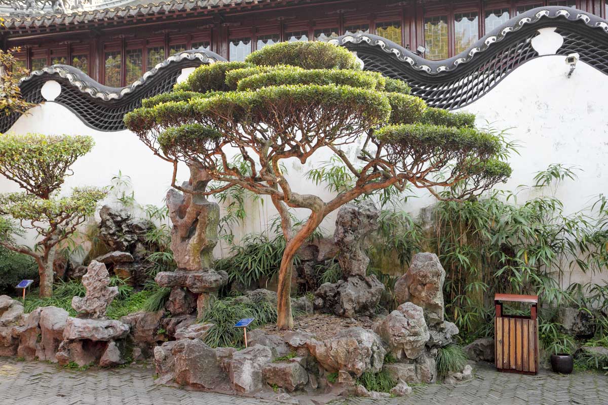 Traditional chinese architecture in Yuyuan Garden, Shanghai China