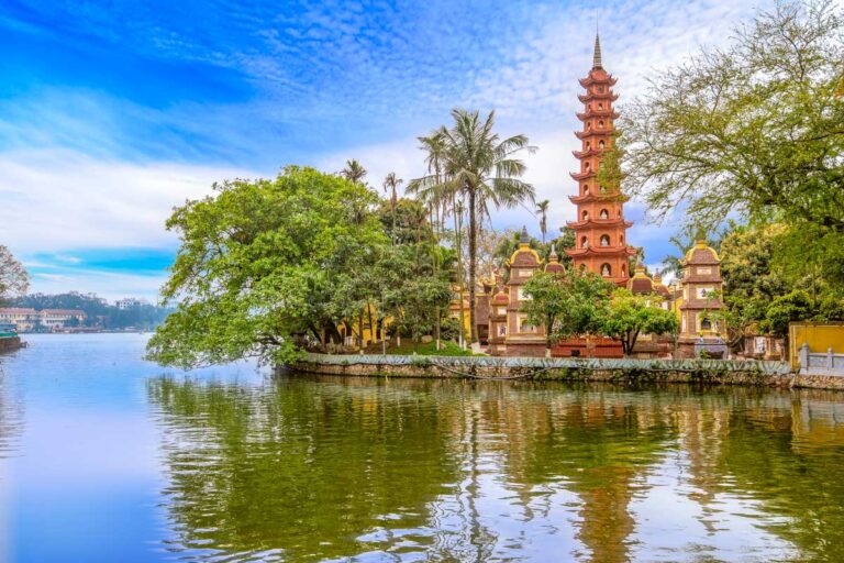 Tran Quoc Pagoda in Tây Hồ (West Lake) Hanoi Vietnam (5)