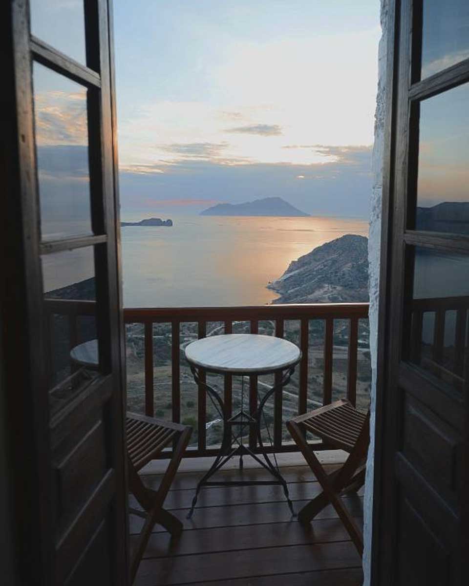 Castrum Traditional Sunset Suites in Milos Greece