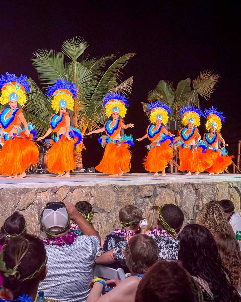 Women dance at a luau in Waikiki Honolulu Hawaii (21)